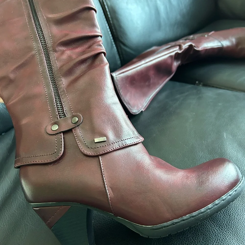 Vangelo Burgundy Heeled Boots - Picture 5 of 5